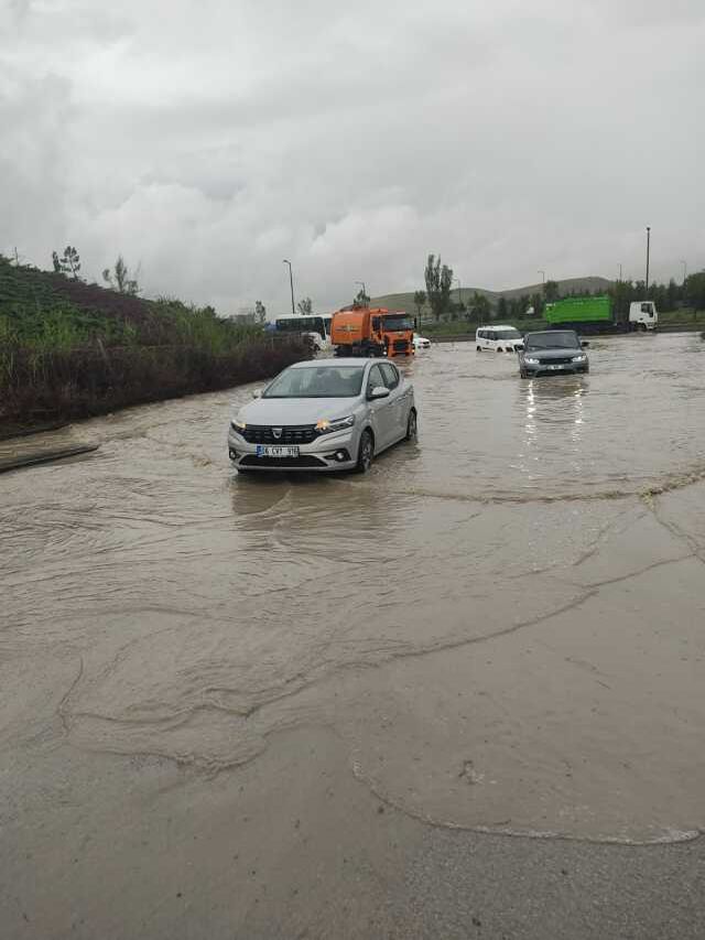 Ankara'da sağanak etkili oldu; yollar göle döndü