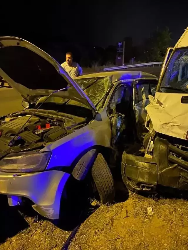 Aynı istikamete giden minibüs ile otomobil çarpıştı: 16 yaralı