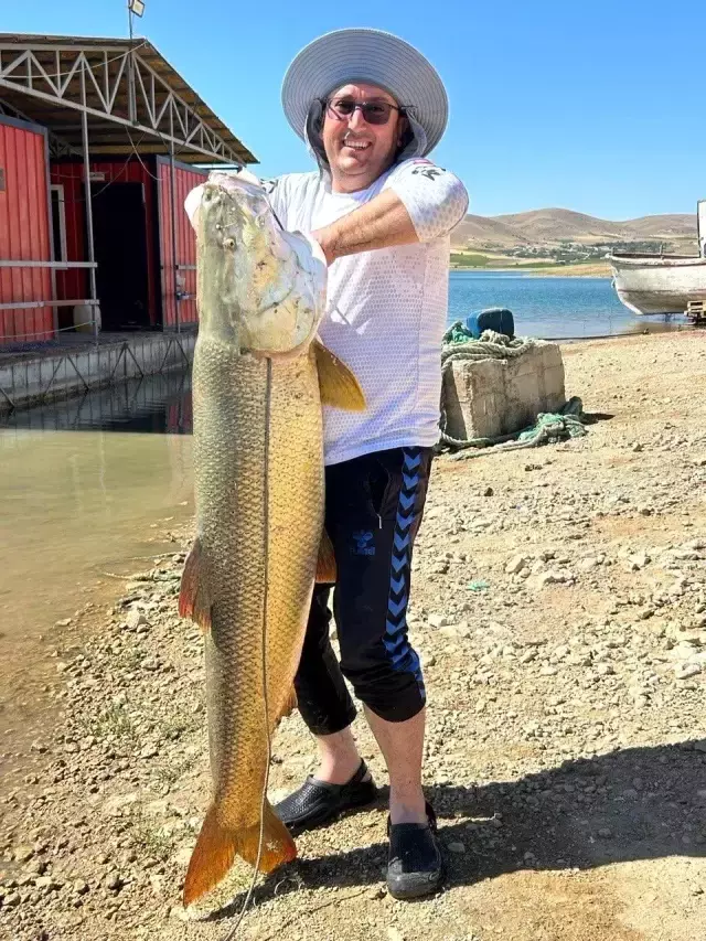Keban Barajı'na olta atan arkadaşlar, takılan balığı görünce gözlerine inamadı