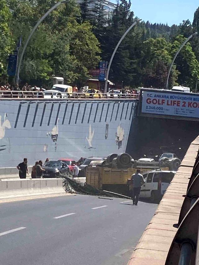 Ankara'da hafriyat kamyonu alt geçide düştü