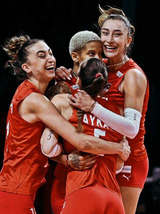Son Dakika: Filenin Sultanları, 2023 CEV Avrupa Şampiyonası yarı finalinde İtalya'yı 3-2 yenerek finale yükseldi