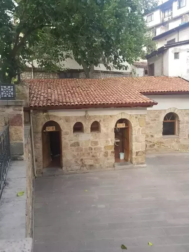 Cami tuvaletinde bıçaklı saldırı: 1 TL ücretini vermeyen kişi ağır yaralandı