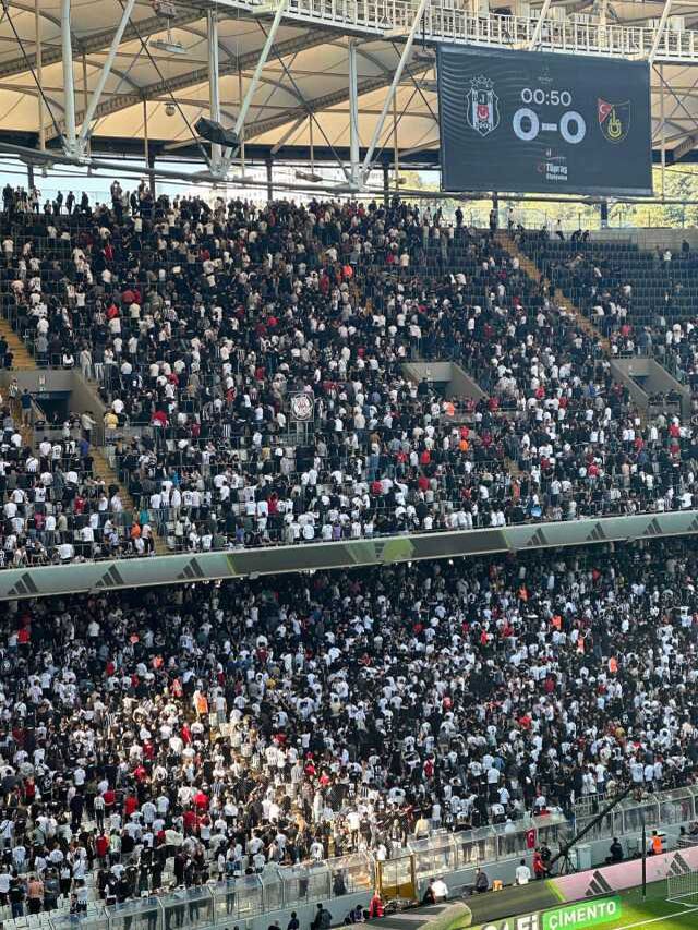 İlk düdükle birlikte harekete geçtiler! Beşiktaşlı tribünlerden sessiz protesto