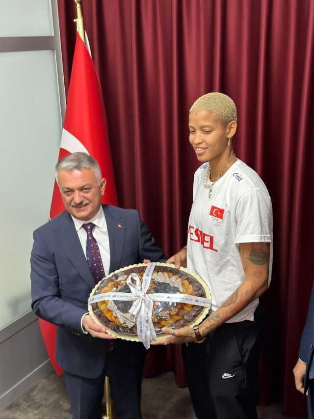 Melissa Vargas'a Malatya'da onur belgesi verildi