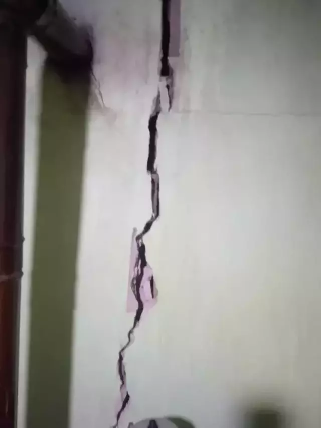 Hakkari'de deprem sonrası 28 evde çatlaklar tespit edildi