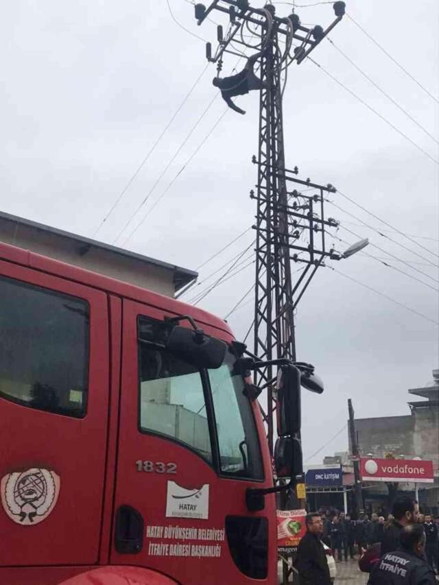 Hatay'da akli dengesi yerinde olmayan kişi elektrik direğine çıkarak akıma kapıldı