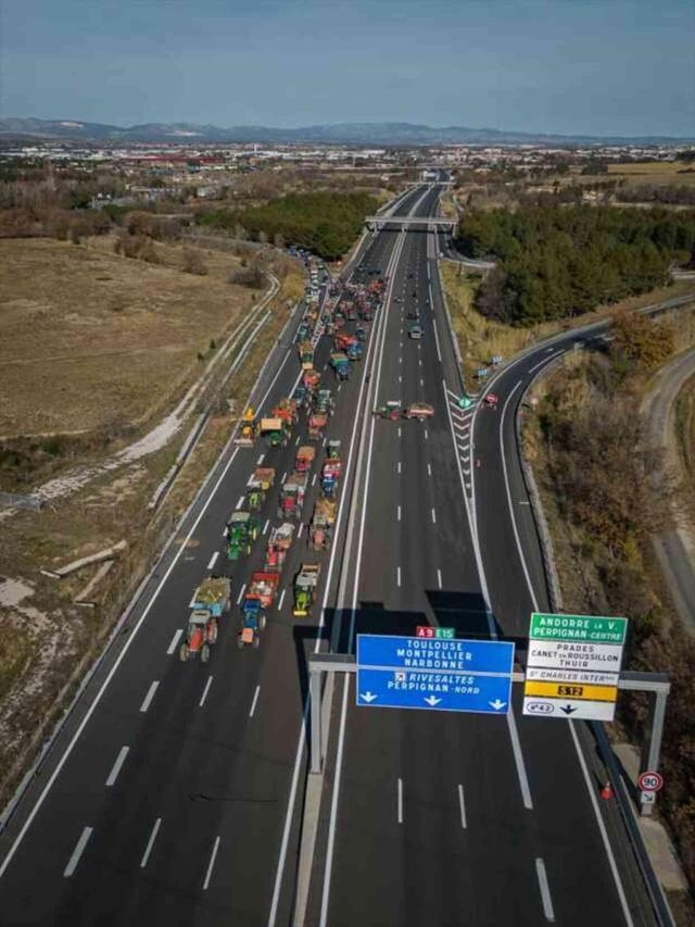 Fransa'da eylemler büyüyor! Çiftçiler gümrük ofisini ateşe verdi, sendikaların hedefinde başkent var