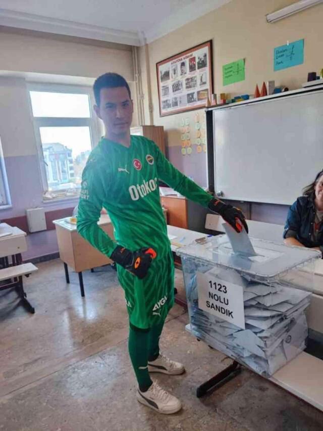 Görüntü Kadıköy'den! Bir vatandaş oy kullanmaya Livakovic formasıyla gitti