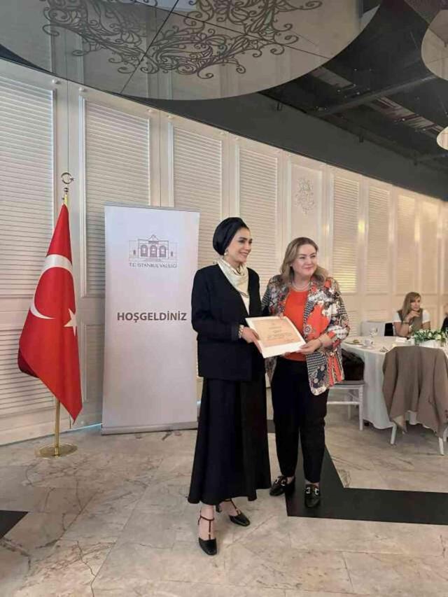 Depremzede anneler için düzenlenen etkinlikte Haberler.com CEO'su Sümeyra Teymur'a teşekkür plaketi