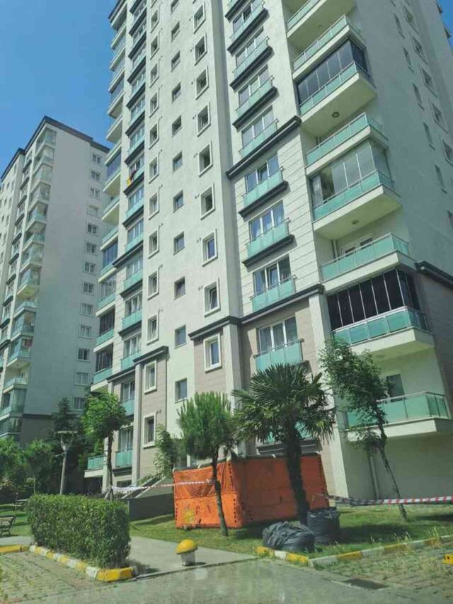 Başakşehir'de emekli polis dehşeti: Ailesini rehin aldı, köpeği öldürüp camdan aşağıya attı