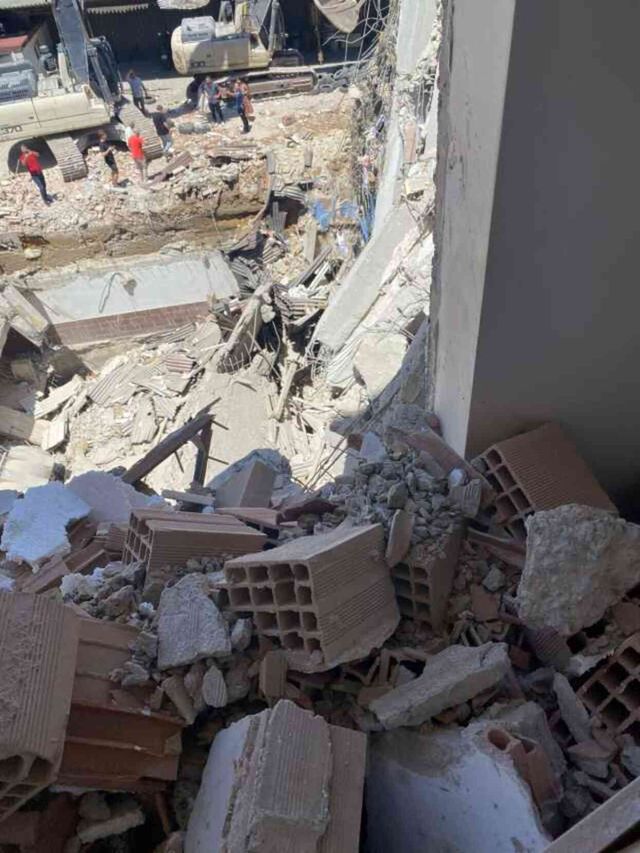 Sultangazi'de yıkım çalışması sırasında bitişikteki bina zarar gördü