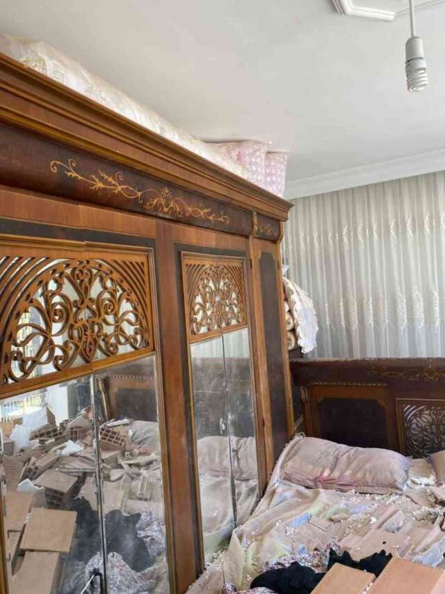 Sultangazi'de yıkım çalışması sırasında bitişikteki bina zarar gördü