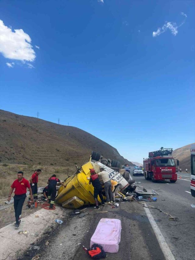 Erzincan'da katliam gibi kaza: 1'i bebek 4 ölü, 2 yaralı