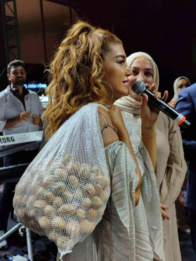 30 Ağustos konserinde Nadide Sultan'a çuvalla ceviz