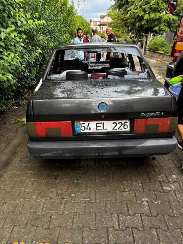 Emanet otomobil kavgası: Kadın otomobile zarar verirken koca evi yaktı