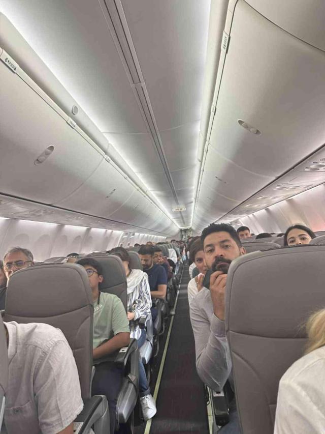 Ankara - Hakkari seferini yapan uçak pistten çıkarak çamura saplandı