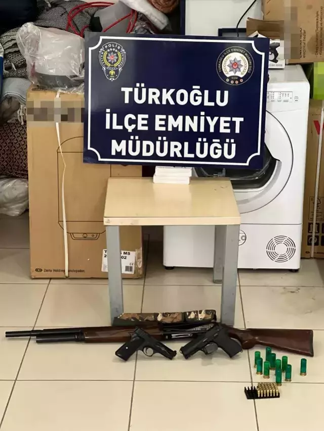 İçlerinden biri de öğretmen! Deprem yardımlarını satarken yakalandılar