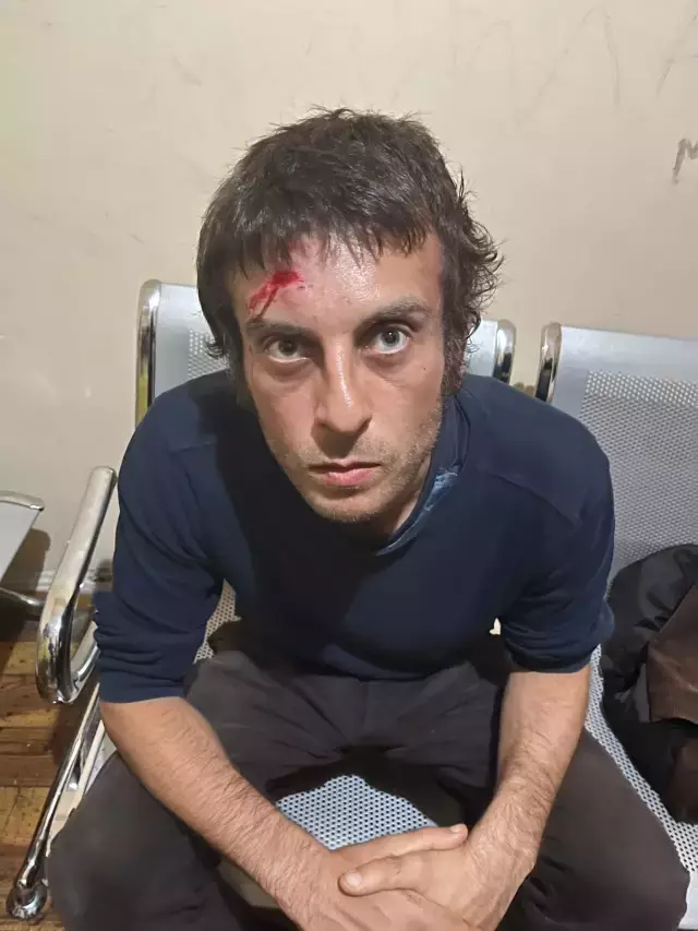 Elindeki bıçağı polis memurunun boynuna sapladı