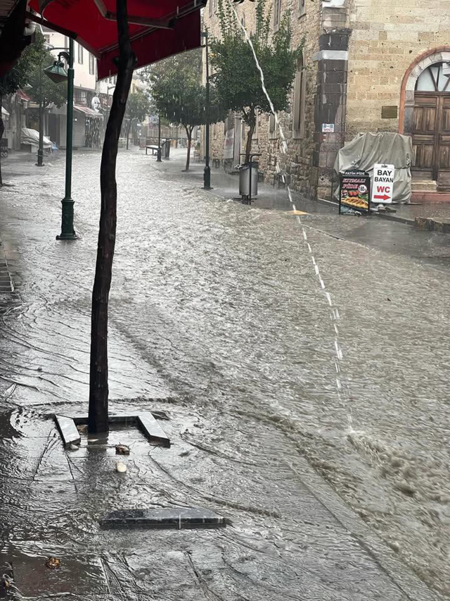 İzmir'de pazar yerini göle döndü, masa ve sandalyeler akıntıda sürüklendi