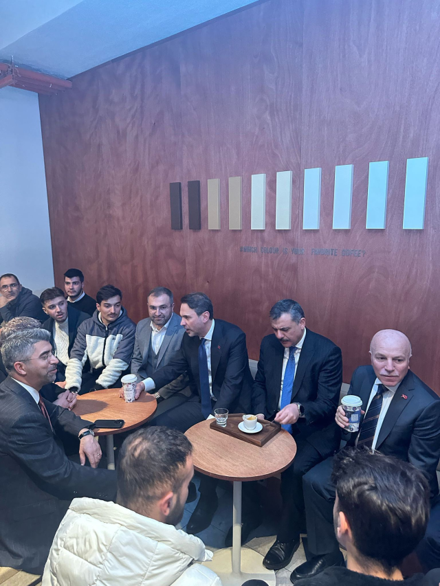 Bakan Bayraktar, Özel'in boykot çağrısı yaptığı EspressoLab'te kahve içti