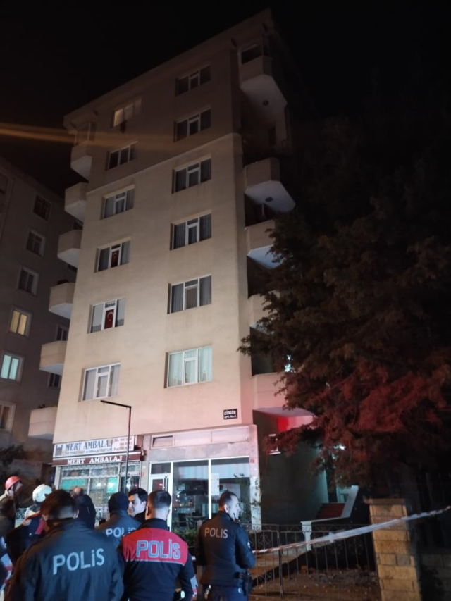 Kadıköy'de balkon çöktü, bina tedbiren boşaltıldı