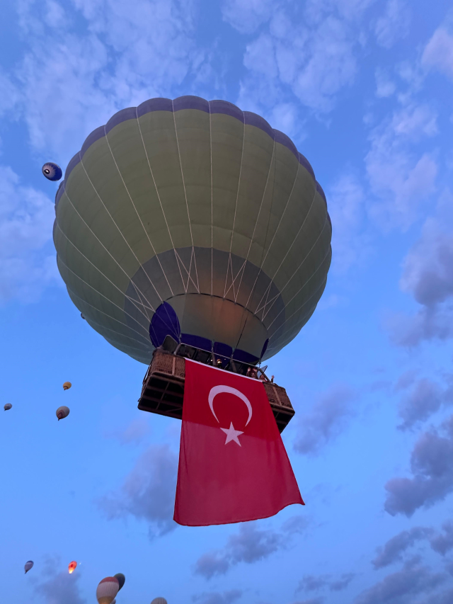 Kapadokya'da gökyüzü Türk bayrakları ve Atatürk posterleriyle süslendi