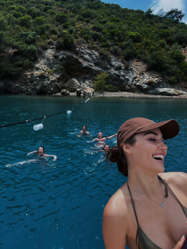 Hande Erçel arkadaşlarıyla mavi turda