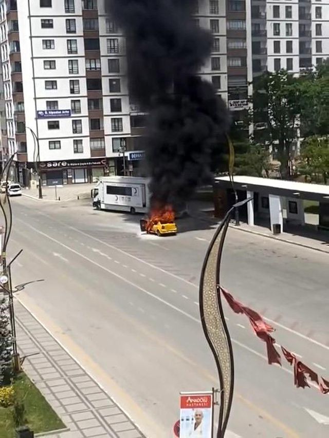 Çakmağı çakmasıyla ticari taksi alev topuna döndü