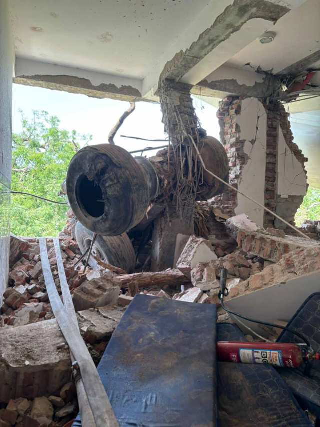 Hindistan'da düşen uçağın kara kutusu bulundu