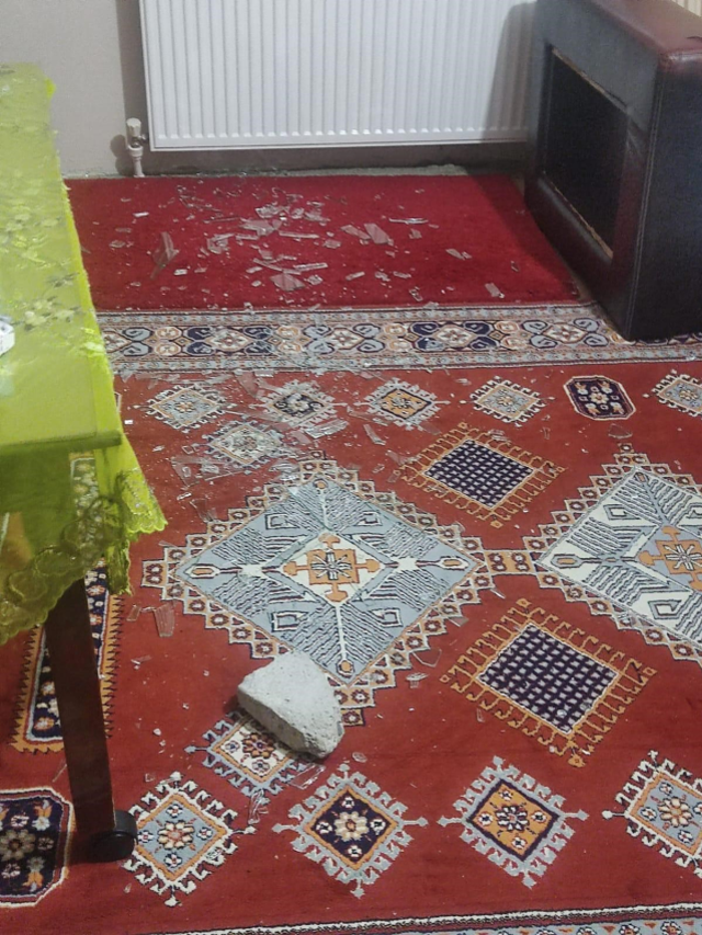 Bina sahibi kiracıların ayakkabıları ve kargolarını çaldı, camlarına taş fırlattı