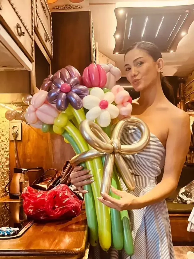 Eşref Rüya sezon finali yapıyor! Demet Özdemir'e kesilen pastanın üzerindeki not dikkat çekti