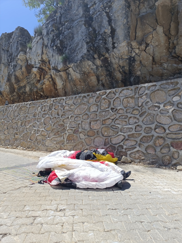 Fethiye'de yola düşen İsviçreli yamaç paraşütçüsü öldü