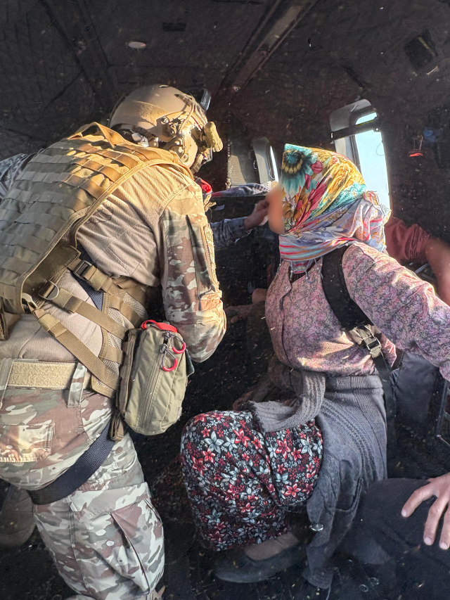 Mehmetçik, alevlerin sardığı köyde mahsur kalan aileyi kurtardı