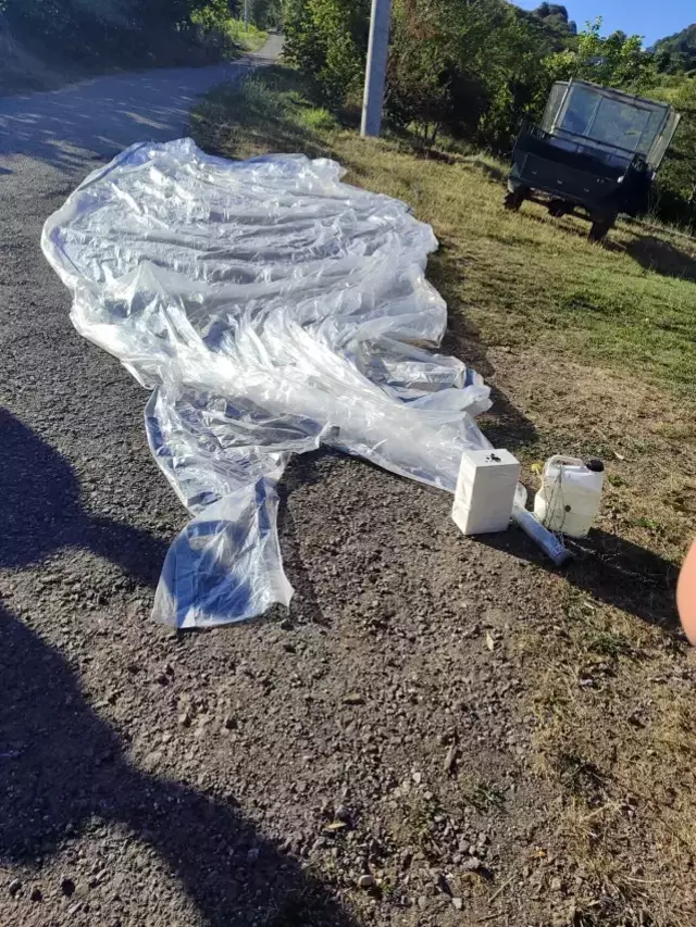 Akyazı'da Gökyüzünde Süzülen Paraşüt Benzeri Nesne Düşerek İncelendi