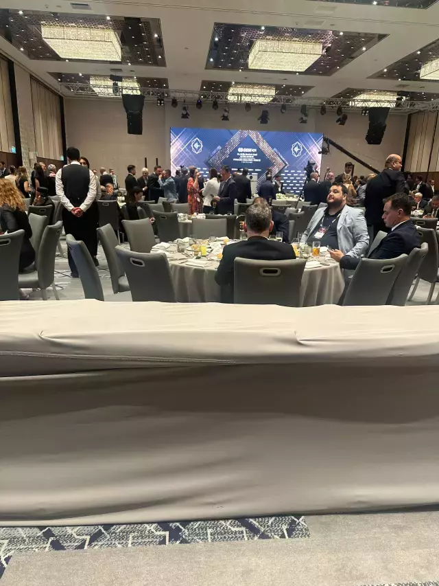 DEİK'in iş dünyasını buluşturduğu programda oturma düzeni tepki çekti