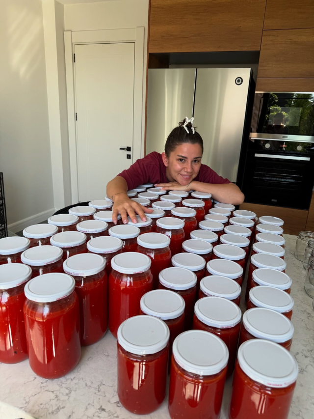 12 kilo veren Merve Özbey'den kış hazırlığı! Kavanozlarca domates sosu yaptı