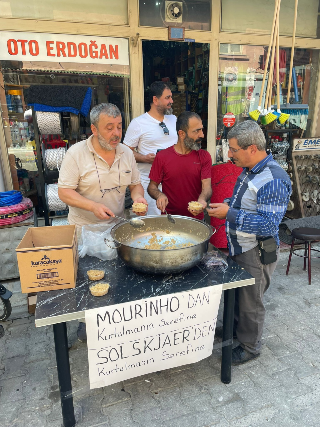 Taraftarlar, Mourinho ve Solskjaer'in gidişi için helva kavurdular