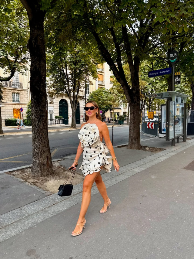 Hadise Paris sokaklarını podyuma çevirdi