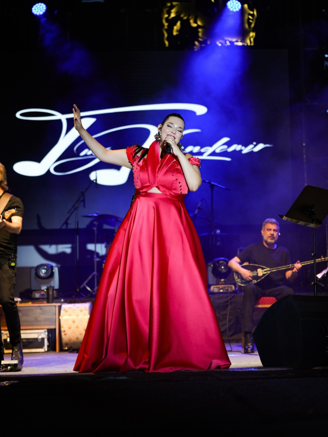 Tuğçe Kandemir sahnede talihsiz kaza yaşadı