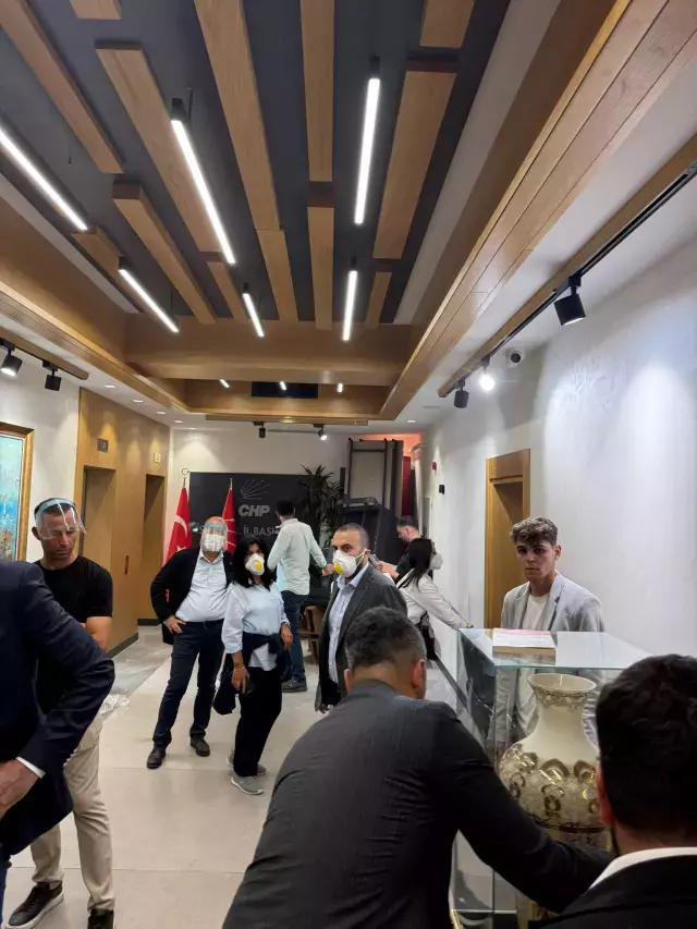 CHP'li vekiller Gürsel Tekin'in girmeye çalıştığı makam odasına barikat kurdu