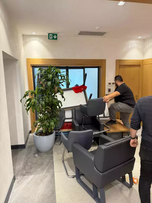 CHP'li vekiller Gürsel Tekin'in girmeye çalıştığı makam odasına barikat kurdu