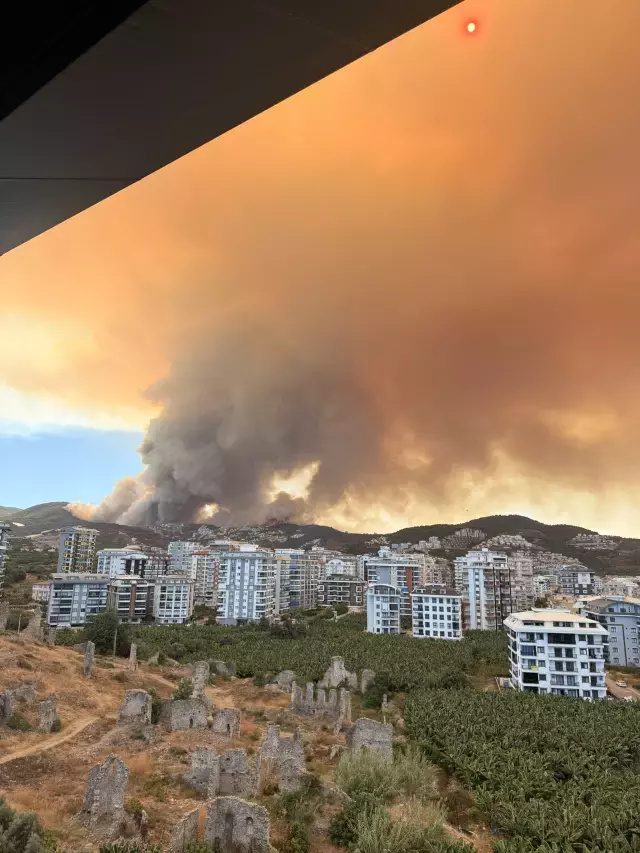 Antalya'daki orman yangını yerleşim yerlerine ulaştı! Onlarca ev tahliye edildi