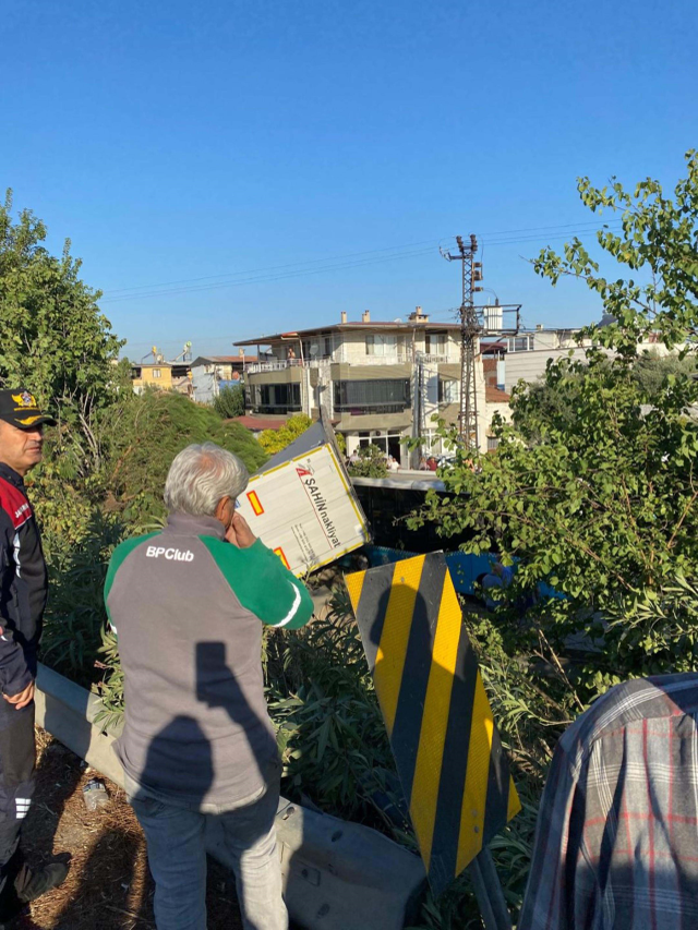 İki araç ile polis memuruna çarpan tır körpüden uçtu; 1 ölü, 2 yaralı