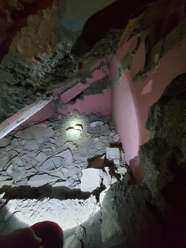 Batman'da 2 katlı bina çöktü