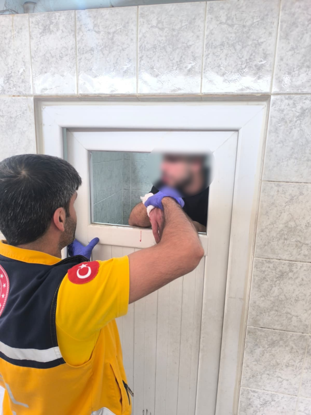 Cami tuvaletinin camını yumrukla parçaladı, kolu kanlar içinde asılı kaldı