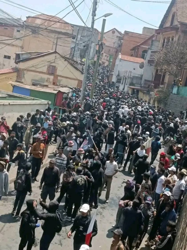 Protestolar ülkeyi kaosa sürükledi! Cumhurbaşkanı kabineyi feshetti