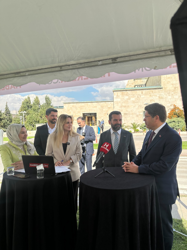 Adalet Bakanı konuşma yaparken