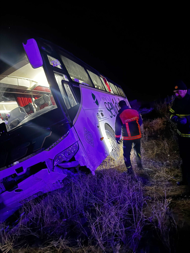 Kaza sonrası otobüs ve kurtarma ekiplerinin çalışması