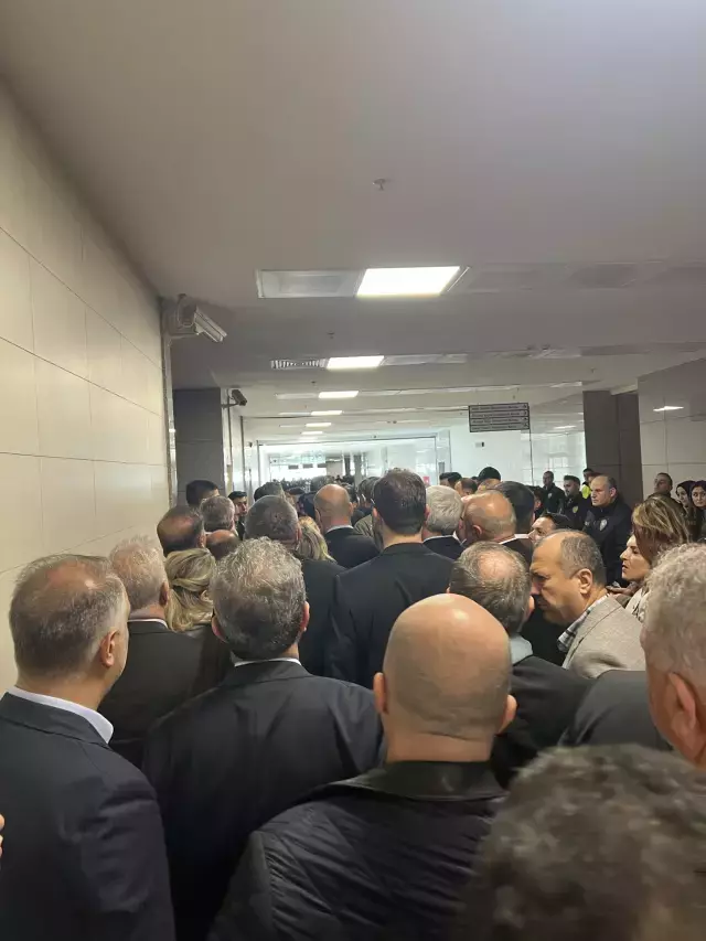İmamoğlu adliye çıkışında açıklama yaparken