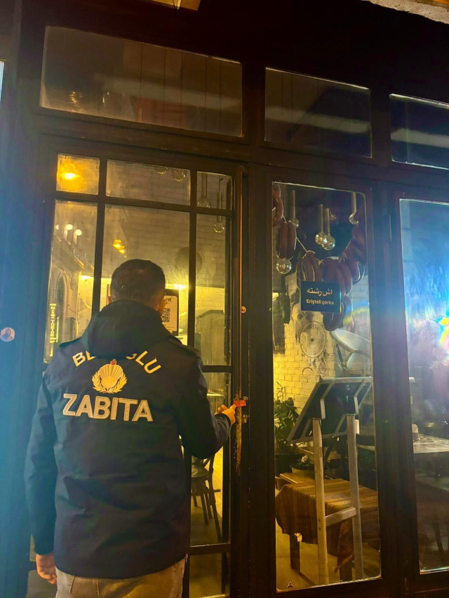 Beyoğlu'nda oyuncu Bahadır Ünlü hırsızlık yaptığı iddiasıyla çalışanını beyzbol sopasıyla darbetti